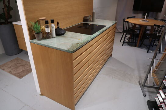 Køkkenø i egetræ m. marmorbordplade FORM PLUS+
