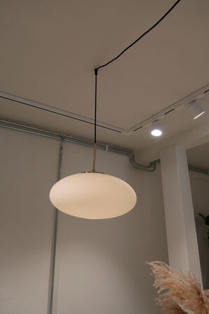 Pendellampe i glas m. messingholder