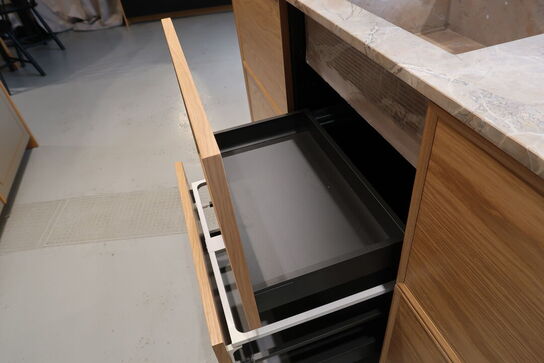 Køkkenø i egetræ mflg. Opvasker FORM PLUS+/ ASKO Model: DFi756MUXXL