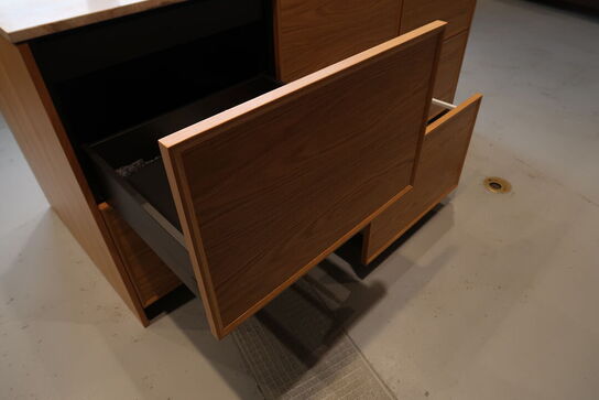 Køkkenø i egetræ mflg. Opvasker FORM PLUS+/ ASKO Model: DFi756MUXXL