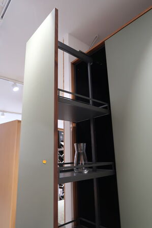 Køkkeninventar i valnød/grøn linoleum  FORM PLUS +