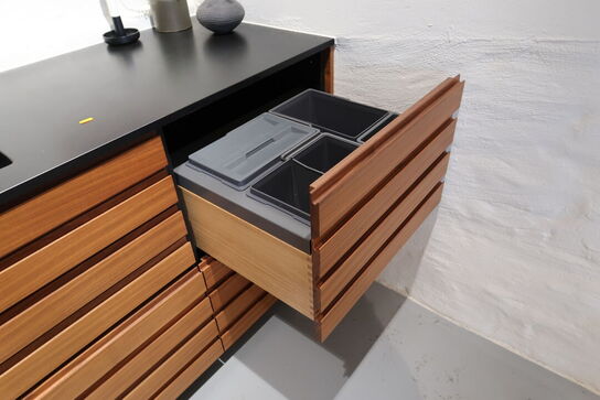 Køkkeninventar i valnød/grøn linoleum  FORM PLUS +