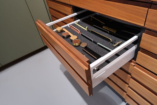 Køkkeninventar i valnød/grøn linoleum  FORM PLUS +