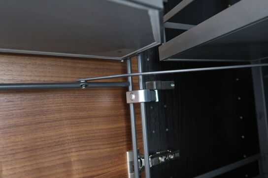 Køkkeninventar i valnød/grøn linoleum  FORM PLUS +