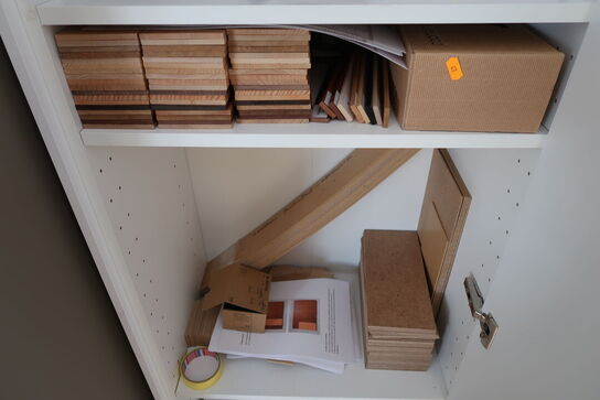 Indhold i skab bla. Elektronik