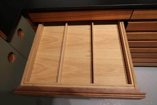 Køkkeninventar i valnød/grøn linoleum  FORM PLUS +