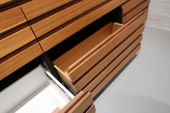 Køkkeninventar i valnød/grøn linoleum  FORM PLUS +