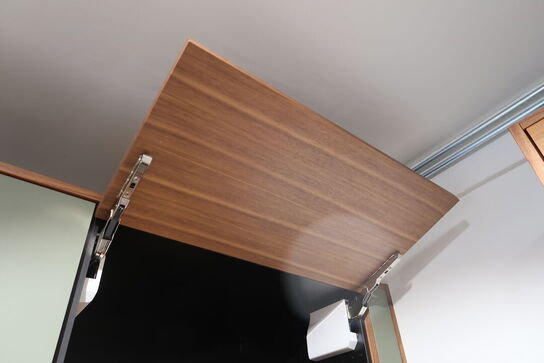 Køkkeninventar i valnød/grøn linoleum  FORM PLUS +