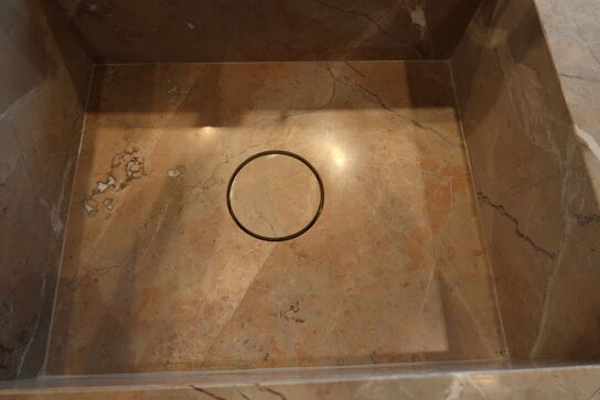 Køkkenø i egetræ mflg. Opvasker FORM PLUS+/ ASKO Model: DFi756MUXXL