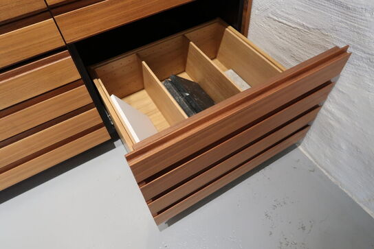 Køkkeninventar i valnød/grøn linoleum  FORM PLUS +