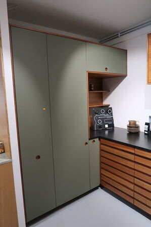 Køkkeninventar i valnød/grøn linoleum  FORM PLUS +