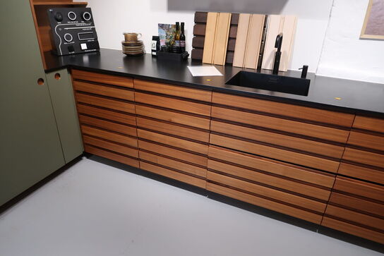 Køkkeninventar i valnød/grøn linoleum  FORM PLUS +