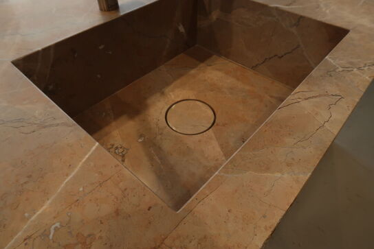 Køkkenø i egetræ mflg. Opvasker FORM PLUS+/ ASKO Model: DFi756MUXXL