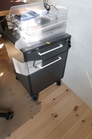 Hæve/sænkebord m. stol, skuffmodul mv.  IKEA Model: 002.552.56 