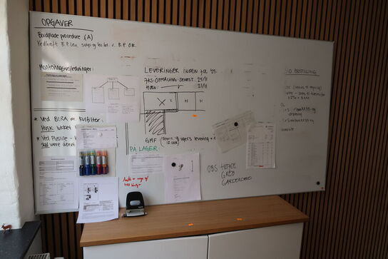 Hæve/sænkebord m. stol, skuffmodul mv.  IKEA Model: 002.552.56 