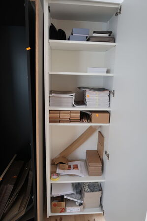 Indhold i skab bla. Elektronik