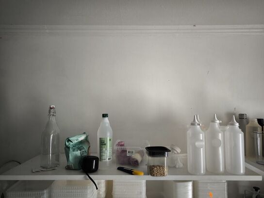 Diverse indhold på hylder