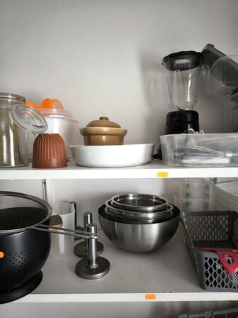 Diverse indhold på hylder