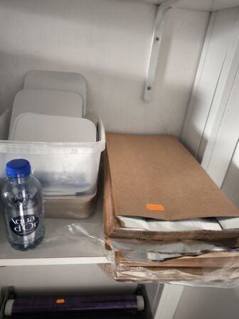 Diverse indhold på hylder