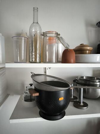 Diverse indhold på hylder