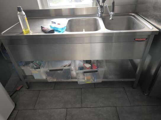 Stålbord med vask og bruser