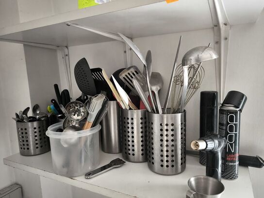 Diverse indhold på hylder