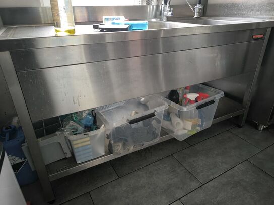 Stålbord med vask og bruser