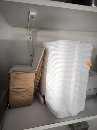 Diverse indhold på hylder