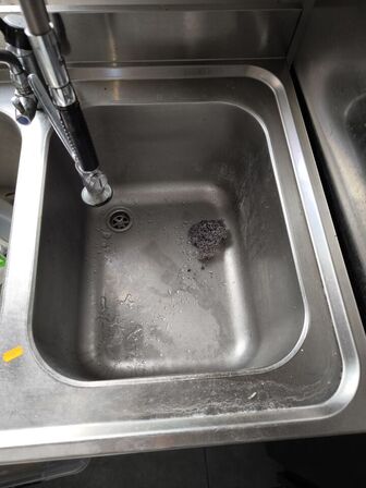 Stålbord med vask og bruser