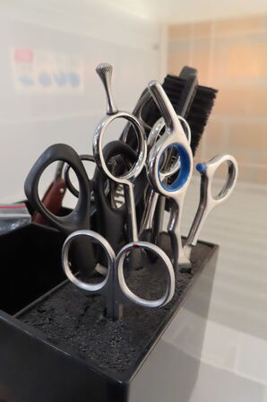 Diverse Frisørsakse samt hårklemmer & barberkniv