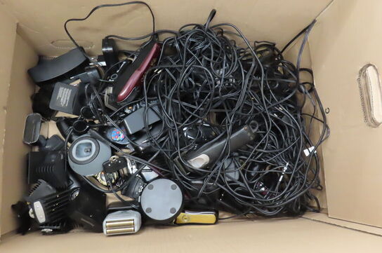 Kasse med diverse timmere samt 3 stk. hårtørrer