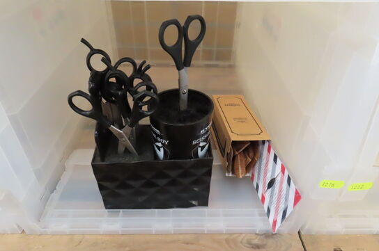 Diverse frisørsakse samt diverse kamme