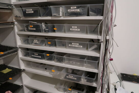 Reol med MacBooks samt reservedele