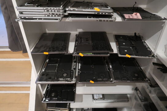 Reol med MacBooks samt reservedele