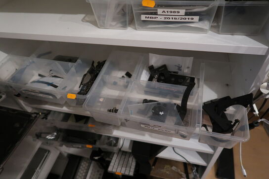 Reol med MacBooks samt reservedele