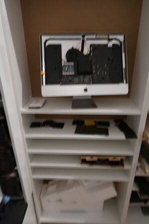 Panserglas i reol samt 2 stk. defekte iMacs