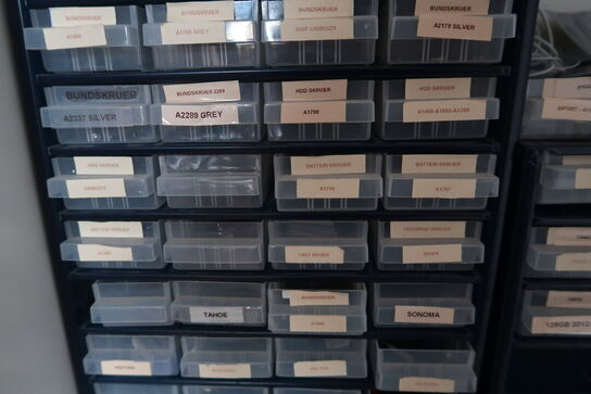 Reol med indhold samt arkiveringsskab