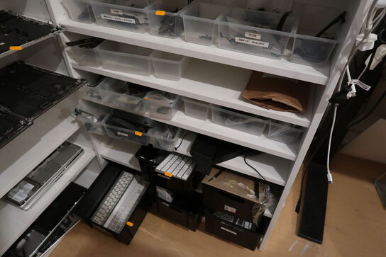 Reol med MacBooks samt reservedele