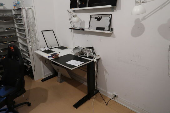 El. hæve/sænke skrivebord samt 2 stk. hylder med indhold