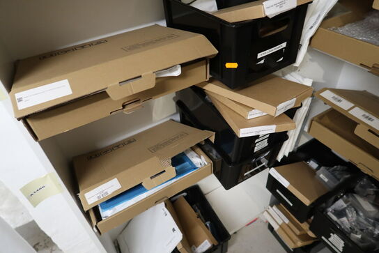 4 stk. reoler med indhold