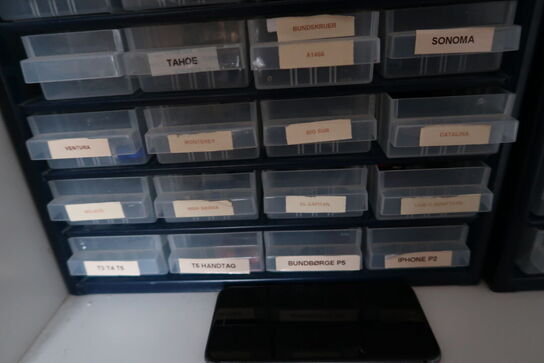 Reol med indhold samt arkiveringsskab