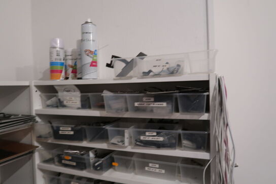 Reol med MacBooks samt reservedele