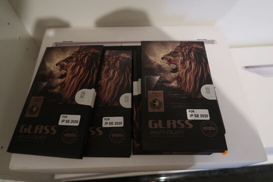 Panserglas i reol samt 2 stk. defekte iMacs