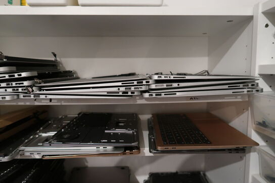 Reol med MacBooks samt reservedele