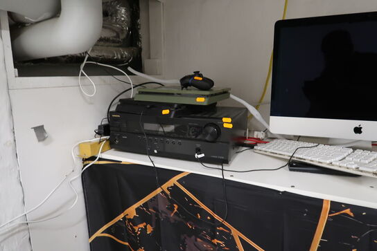 Forstærker samt 2 stk. højttallere ONKYO TX-SR308