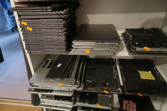 Reol med MacBooks samt reservedele