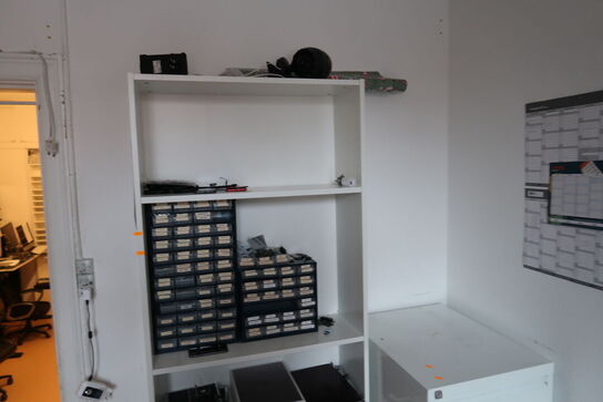 Reol med indhold samt arkiveringsskab