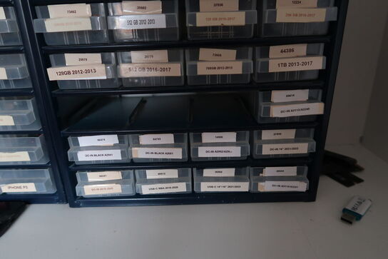 Reol med indhold samt arkiveringsskab