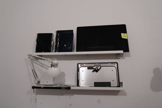 El. hæve/sænke skrivebord samt 2 stk. hylder med indhold