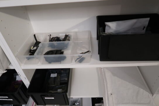 4 stk. reoler med indhold